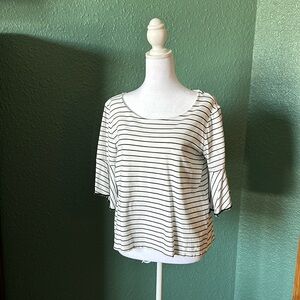 41 Hawthorn top w/ 3/4 length ruffled sleeves 
Size: L
